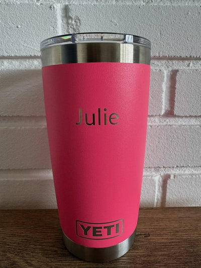 Pink YETI Rambler tumbler graveret med navnet Julie