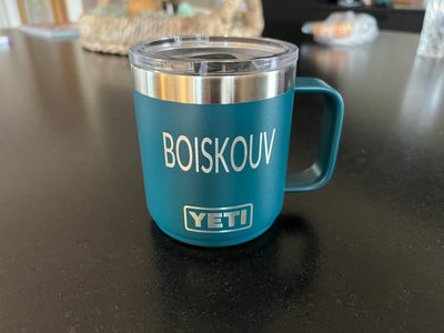 Blå YETI Rambler mug graveret med navnet Boiskouv