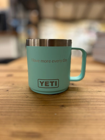 Mintgrøn YETI Rambler mug graveret med teksten I love more every day