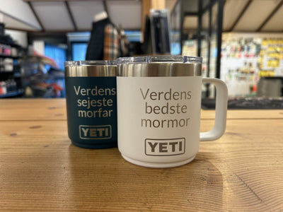 To YETI Rambler mugs graveret med Verdens sejeste morfar og Verdens bedste mormor