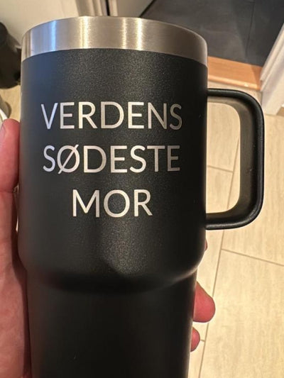 Sort YETI Rambler travel mug graveret med VERDENS SØDESTE MOR